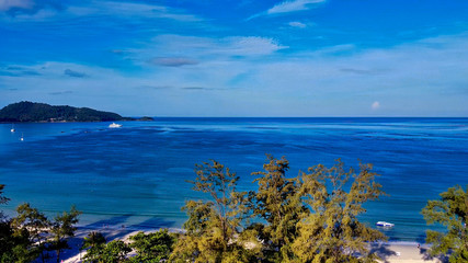 Obraz premium Beautiful aerial view of Patong Beach coastline in Phuket, Thailand