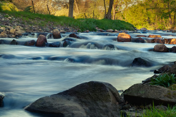 Fluss mit Langzeitbelichtung aufgenommen.