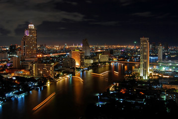 Obraz premium Skyline of Bangkok and the Chao Phraya river at night, Thailand.