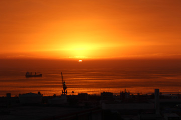 Bello atardecer en la ciudad costera de Antofagasta, Chile.