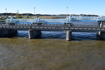 手賀沼（てがぬま）／ 千葉県にある手賀沼は、県北部、柏市、我孫子市、白井市、印西市にまたがる利根川水系の湖沼です。北の水域を手賀沼（上沼）、南の水域を下手賀沼（下沼）と言われています。