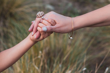 Madre e hijo tomados de las manos. 