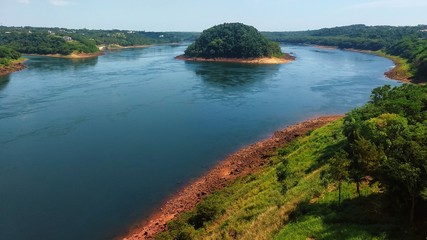 isla natural Acaray  entre los paises de brasil y paraguay