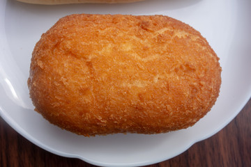 白い皿の上の日本のカレーパン