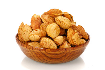 Put the peeled almonds on the tablecloth