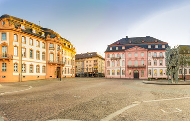 Der Schillerplatz und Fastnachtsbrunnen an einem Menschenleeren Tag