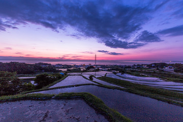 海と夕暮れと棚田
