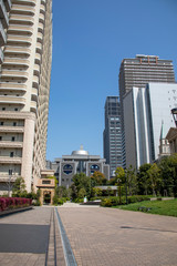 Obraz na płótnie Canvas 高層のマンションと大阪シティエアターミナル