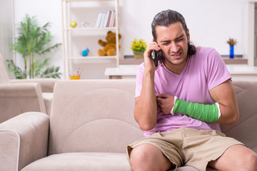 Obraz premium Injured young man at home