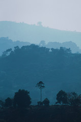Colinas azules al atardecer.