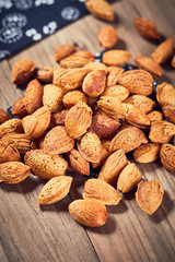 Put the peeled almonds on the tablecloth