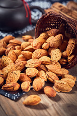 Put the peeled almonds on the tablecloth