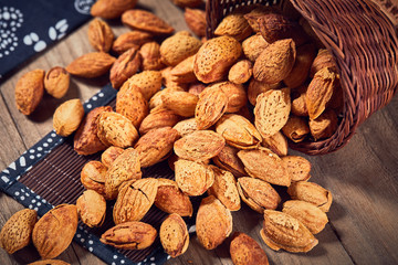 Put the peeled almonds on the tablecloth