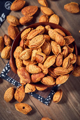 Put the peeled almonds on the tablecloth