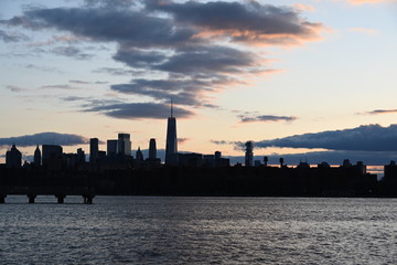 Fototapeta na wymiar sunset new york city east river