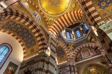 Fototapeta na wymiar Intérieur de la basilique Notre-Dame-de-la-Garde à Marseille