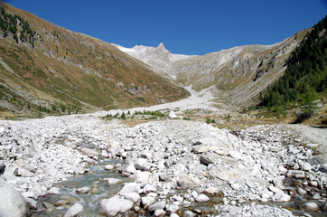 Fototapeta na wymiar mountain river, dry, without water