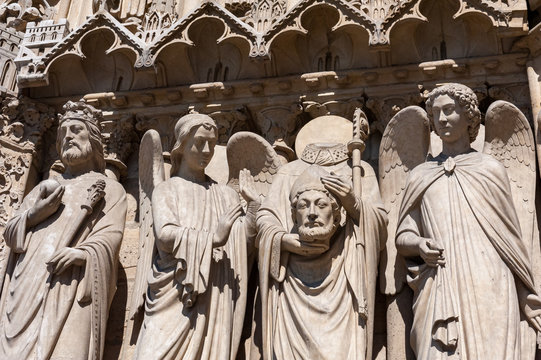 Est&aacute;tua do Saint Denis segurando a cabe&ccedil;a na catedral de Notre-Dame