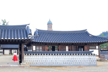 한국의 전통 건축물이 보이는 아름다운 풍경
