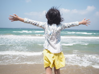 海で深呼吸する女の子