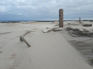 plaża, Łeba, wydmy, urlop, wypoczynek, kwatera, piasek, morze, Bałtyk, morze Bałtyckie, plaże morza Bałtyckiego, piach, morski, wybrzeże, woda, niebo, krajobraz, błękit, brzeg, linia brzegowa, lato © AgaBla
