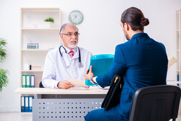 Obraz premium Male doctor and businessman discussing medical project