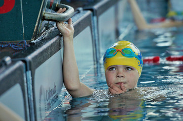 dziecko w wodzie w basenie podczas zajęć nauki pływania