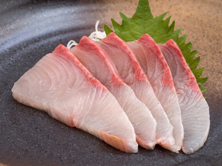 カンパチの刺し身