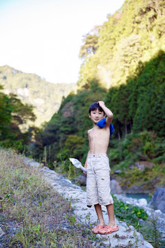 男子中学生　裸 川原で上半身裸の少年 Stock 写真 | Adobe Stock