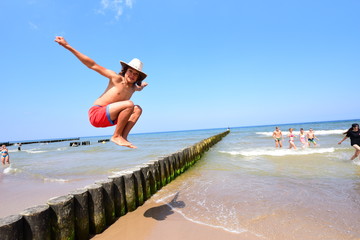 Fototapeta Kolonie letnie nad morzem dla dzieci i młodzieży, atrakcje turystyczne na wakacje, summer camp, young boy obraz