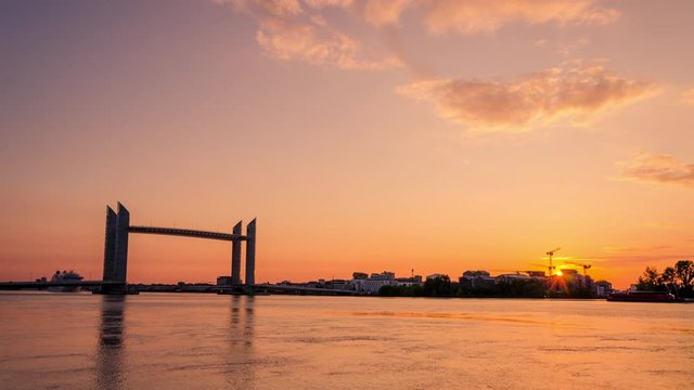 Timelapse depart bateau croisiere bordeaux coucher soleil
