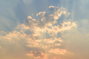 Fototapeta premium Beautiful vanilla sky with clouds before sunset in the evening