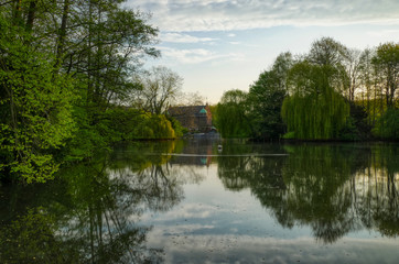 Fototapeta na wymiar See und Wasserschloss in einem Park in Wittringen in Gladbeck
