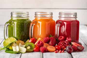 Soki owocowo warzywne na starym drewnianym stole