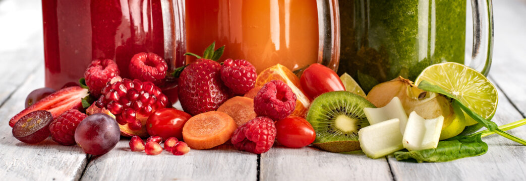 Soki owocowo warzywne na starym drewnianym stole