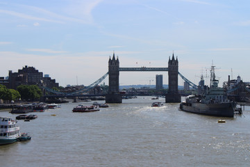 Fototapeta na wymiar london bridge overlooking thames river