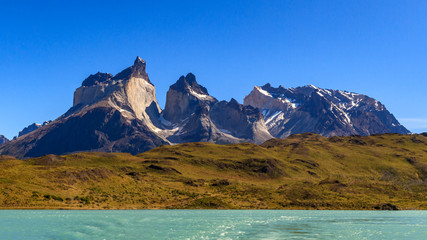 Panoramica des del catamaran en el lago frente a la montaña los Cuernos, una de las montañas mas...