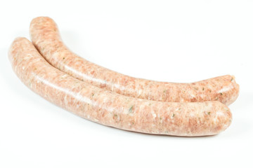  saucisses crues sur un fond blanc