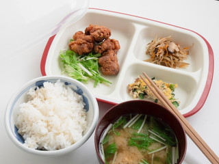老人・老人・シニアが食べやすいワンプレート介護食【介護用弁当】食事シーン