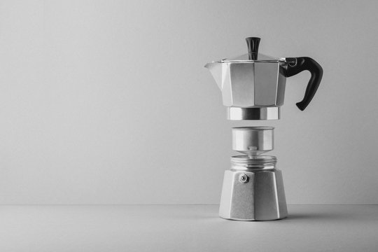 minimalistische Studioaufnahme von einem ge&ouml;ffneten Mokkak&auml;nnchen