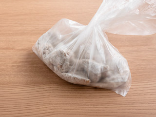 鶏の唐揚げの下ごしらえでポリ袋に入れて混ぜたシーン