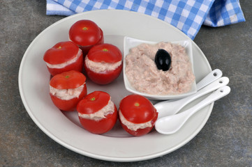 Amuse-bouche composé de tomates cerises farcies aux rillettes de thon