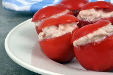 Amuse-bouche composé de tomates cerises farcies aux rillettes de thon