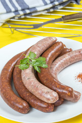 merguez et saucisses crues dans une assiette