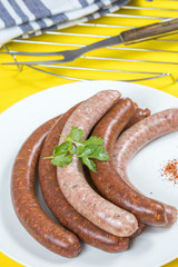 merguez et saucisses crues dans une assiette