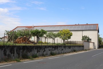 Fototapeta na wymiar Panneaux solaires photovoltaïques sur le toît d'un entrepôt - Ville de Corbas - Département du Rhône - France