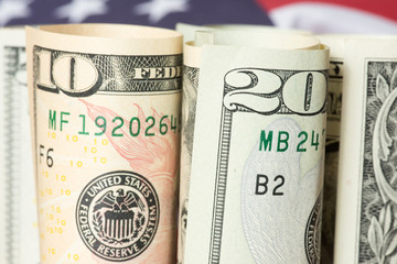 Amerikanische Flagge und Dollar Geldscheine