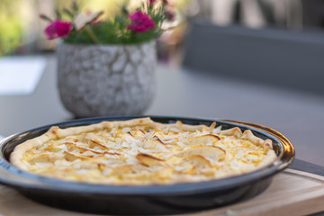 Selbsgemachter Apfelkuchen auf dem Tisch