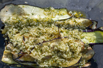 Augergine mit Olivenoil und Knoblauch - gegrilltes Gemüse