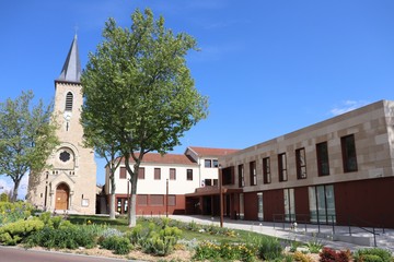 Fototapeta na wymiar Eglise Saint Jacques et mairie du village de Corbas vues de l'extérieur - Ville de Corbas - Département du Rhône - France